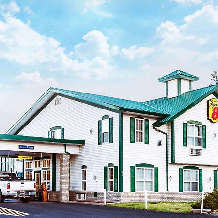 Super 8 By Wyndham 100 Mile House Exterior foto