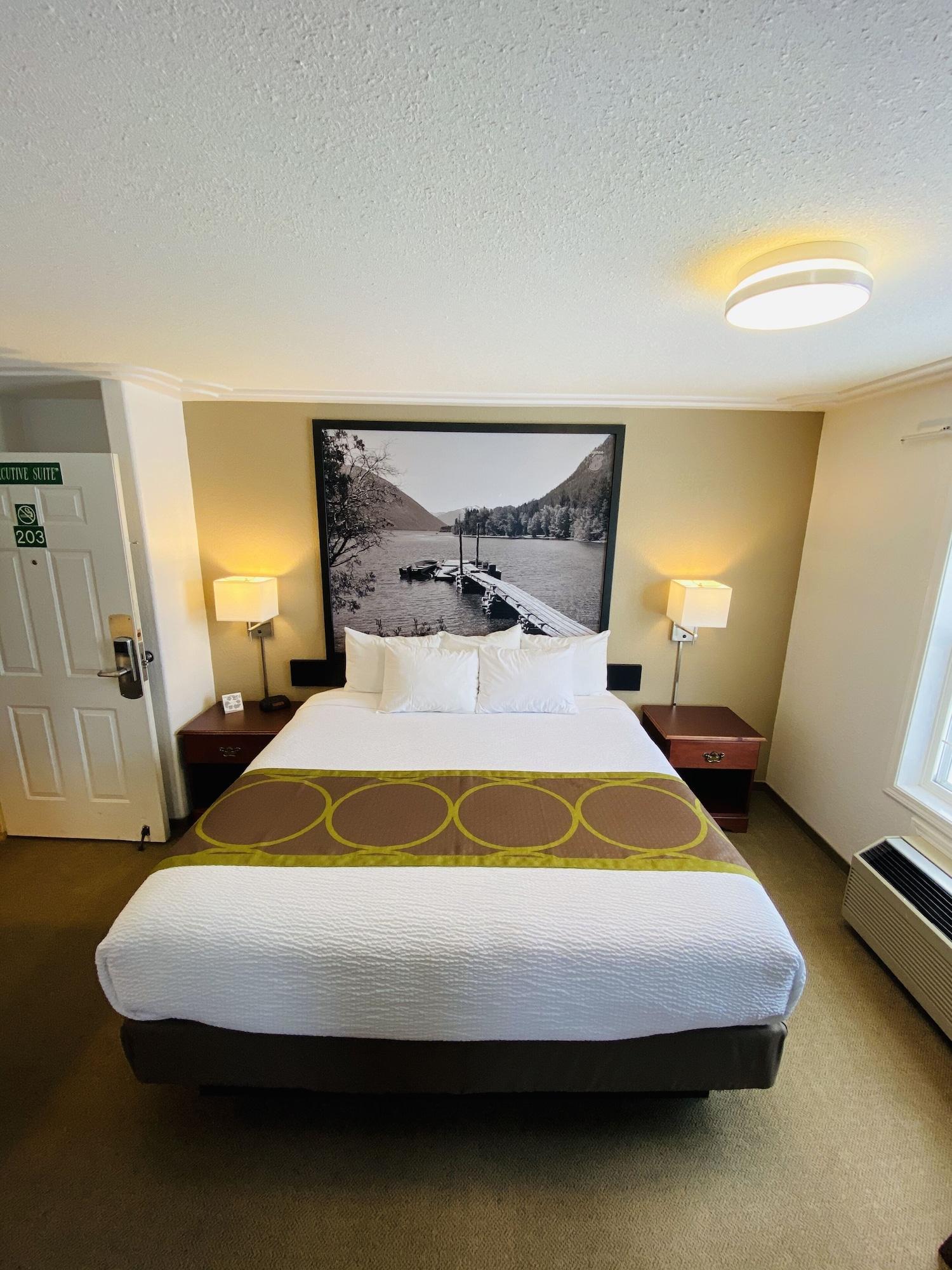 Super 8 By Wyndham 100 Mile House Exterior foto