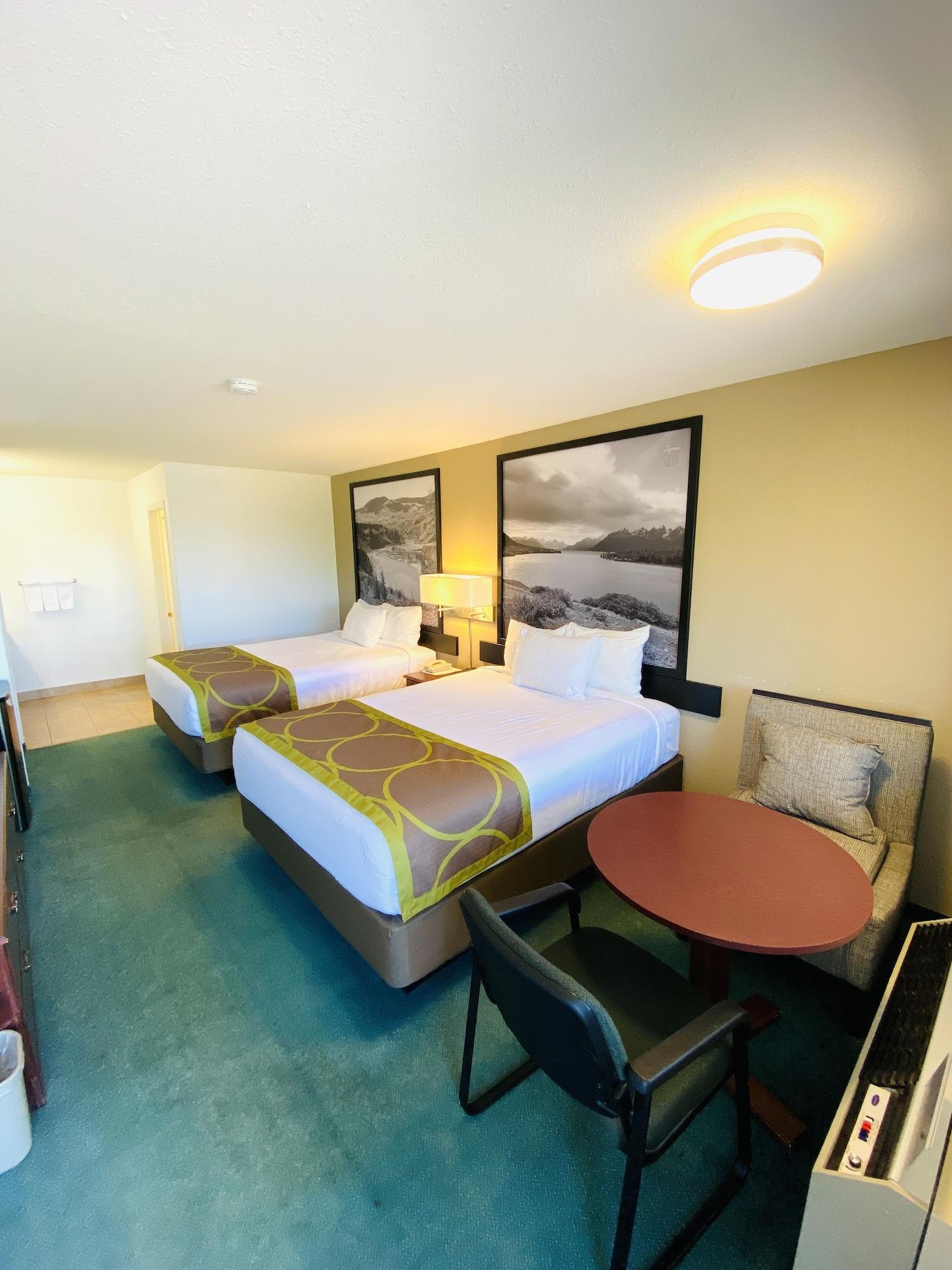 Super 8 By Wyndham 100 Mile House Exterior foto
