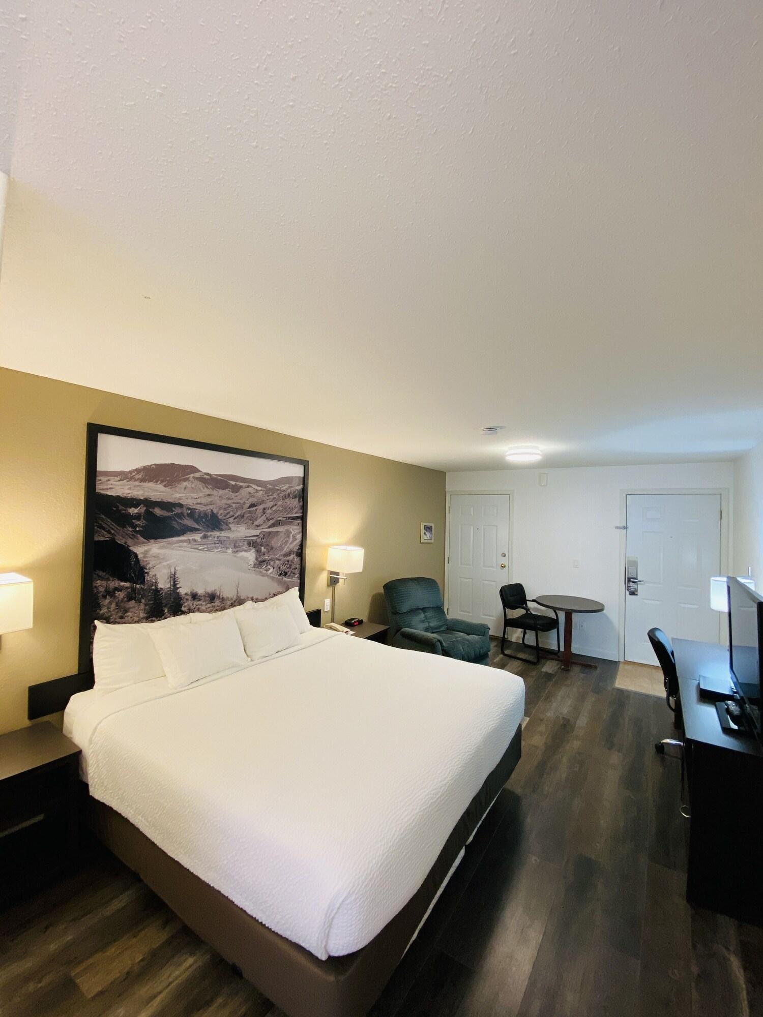 Super 8 By Wyndham 100 Mile House Exterior foto