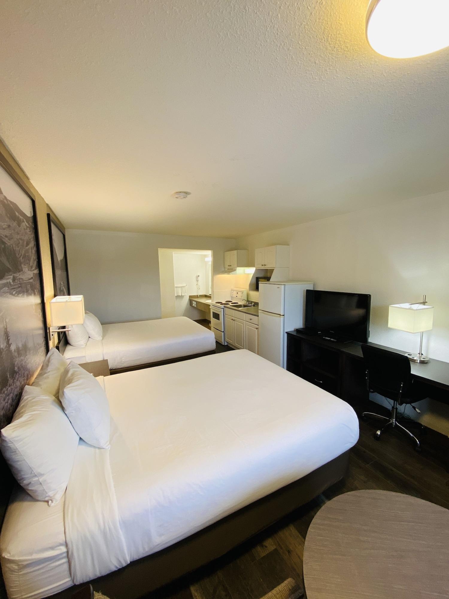 Super 8 By Wyndham 100 Mile House Exterior foto
