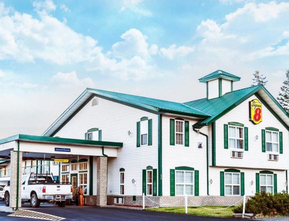 Super 8 By Wyndham 100 Mile House Exterior foto