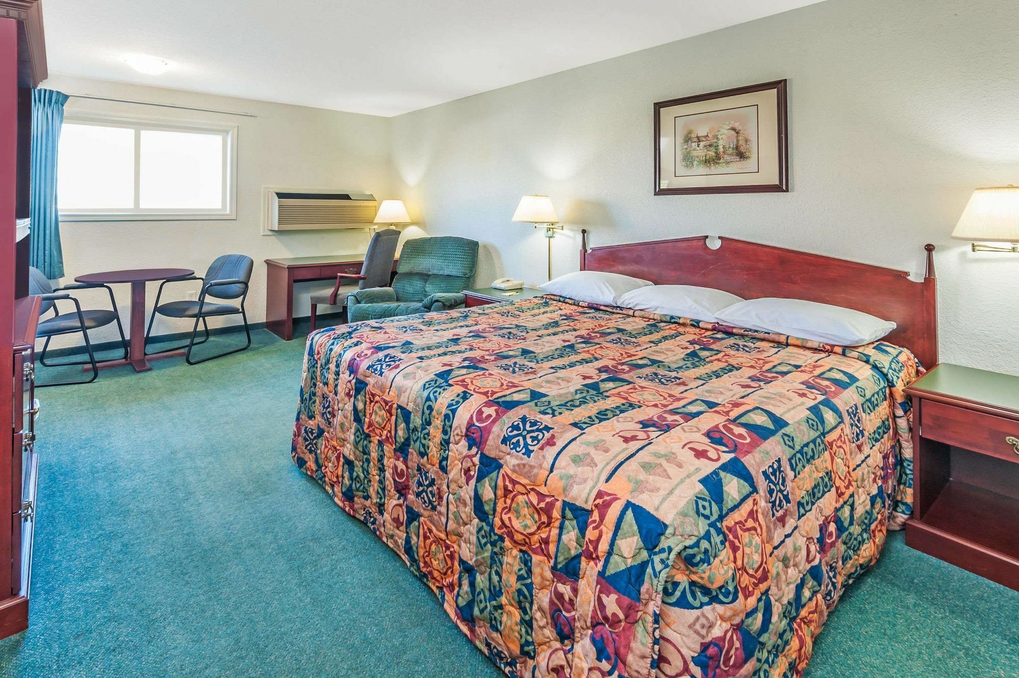Super 8 By Wyndham 100 Mile House Exterior foto