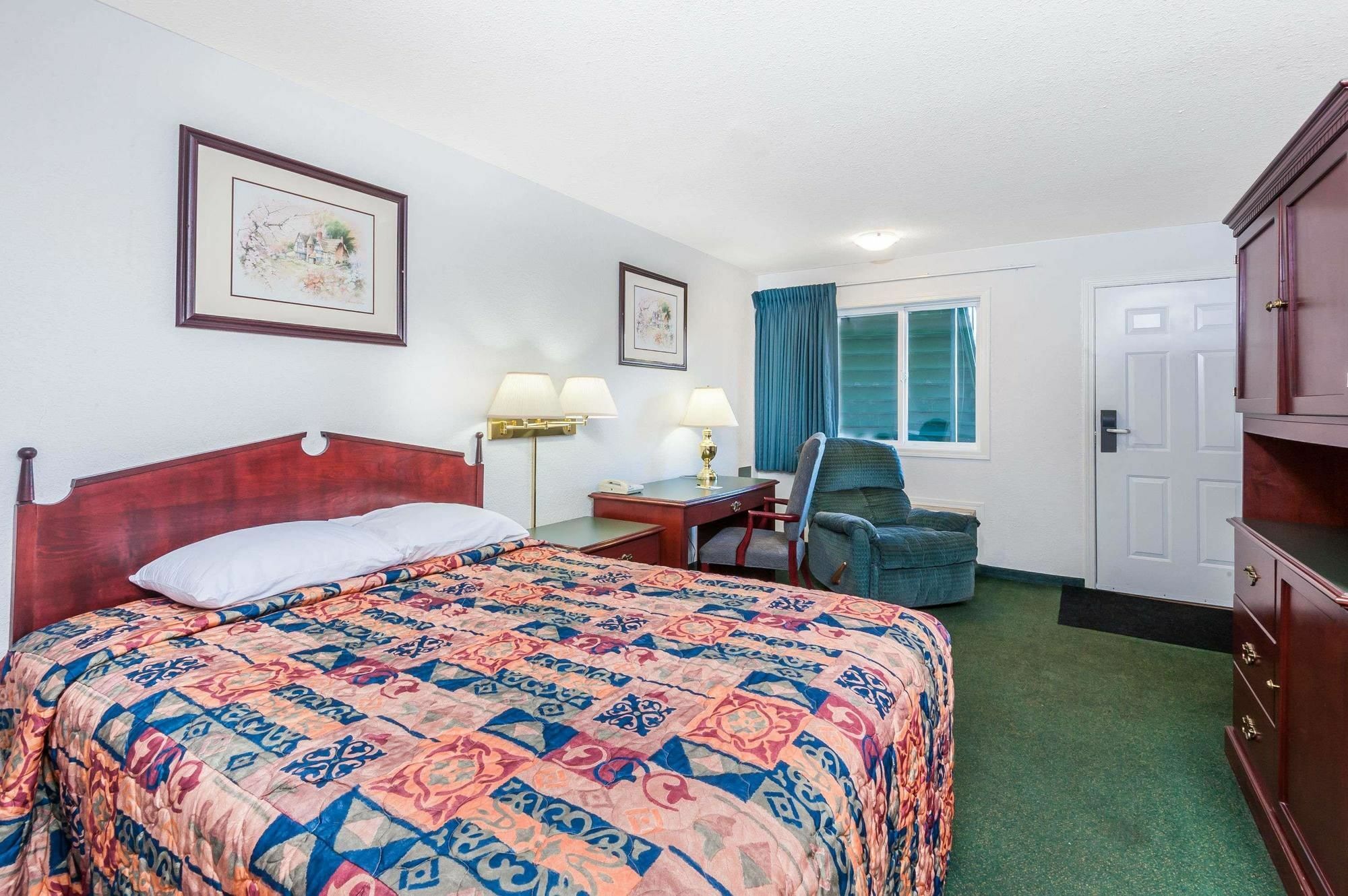 Super 8 By Wyndham 100 Mile House Exterior foto